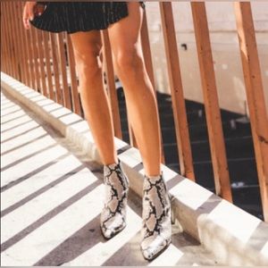 Vince Camuto snake skin boots women size 8